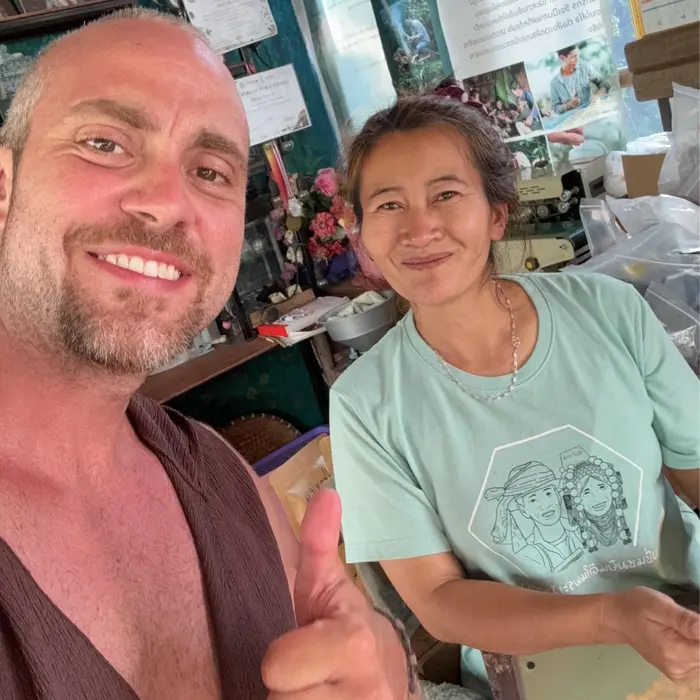 Luca odwiedza lokalną plantację kawy w Chiang Rai
